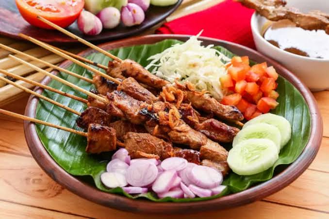 Sate Ayam Madura Bumbu Kacang Kental & Lontong
